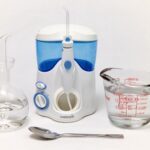 Reinigung der Düsen von Zahnspülern mit heißem Wasser oder Essig