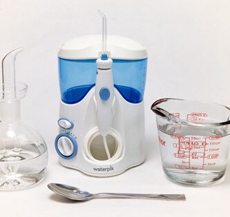 Reinigung der Düsen von Zahnspülern mit heißem Wasser oder Essig