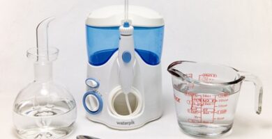 Reinigung der Düsen von Zahnspülern mit heißem Wasser oder Essig